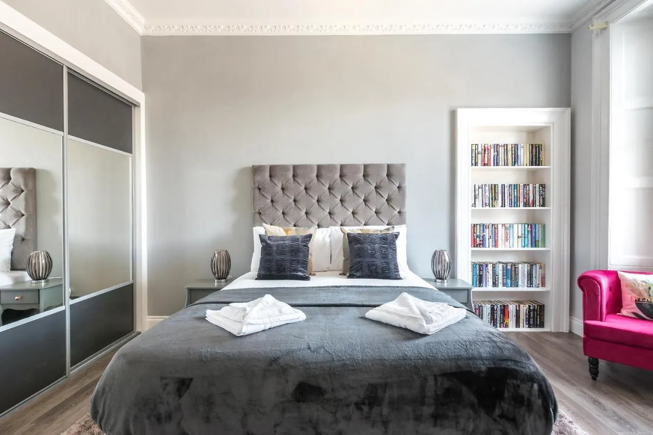 Spacious newly refurbished central apt Edimburgo